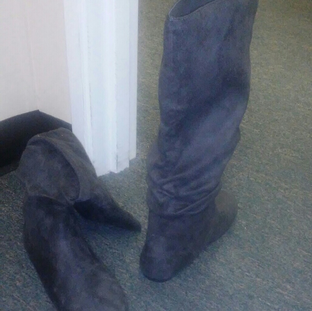 Mid calf suede boots